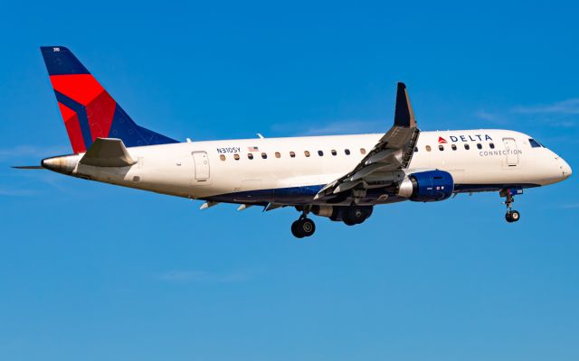 EMBRAER 175 (long wing) (N310SY)