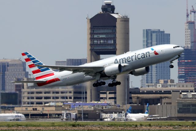 Boeing 777-200 (N784AN) - AA 9813 to Miami taking off on 4Rbr /(6/2)