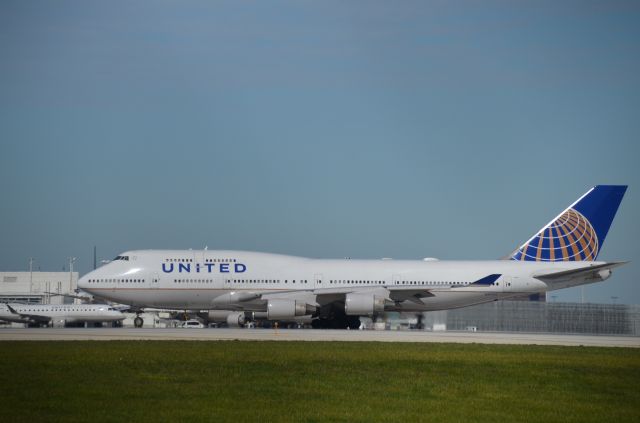 Boeing 747-200 (N179UA) - A "Whale" preparing to depart on Rnwy 28C. Photographed from behind Gate Gormet.