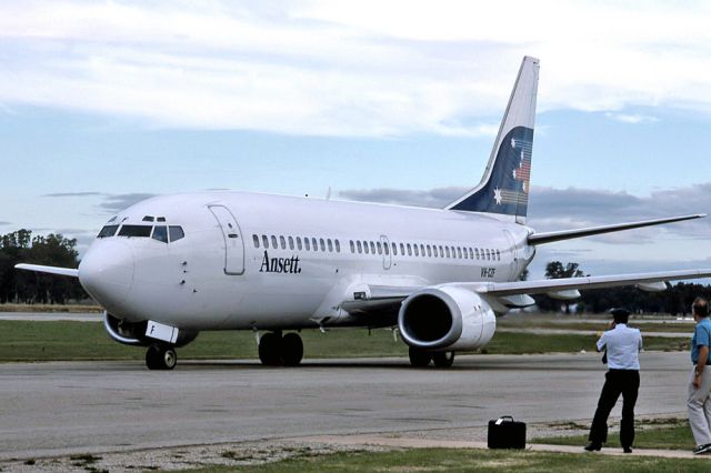 Cessna Caravan (VH-CZF) - ANSETT AIRLINES OF AUSTRALIA - BOEING 737-377 - REG : VH-CZF (CN 23658/1281) - WANGARATTA AIRPORT VIC. AUSTRALIA - YWGT (24/3/1989)