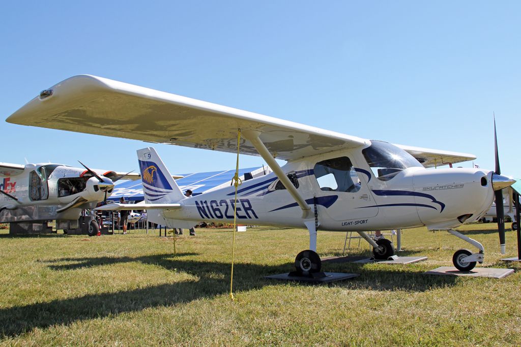 Cessna Skycatcher (N162ER) - Mike Kelly represents the Eagles Flight Team - Embry Riddle Aeronautical University during AirVenture 2011 at Oshkosh