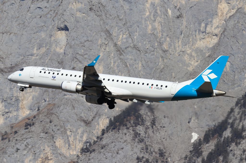EMBRAER 195 (I-ADJN)