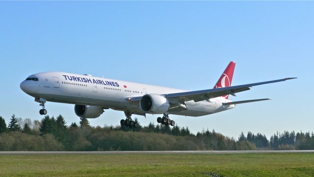 BOEING 777-300 (TC-JJU) - BOE591 from KPDX on final to Rwy 34L on 11/14/14. (ln 1256 / cn 60401). The aircraft returned after being painted.