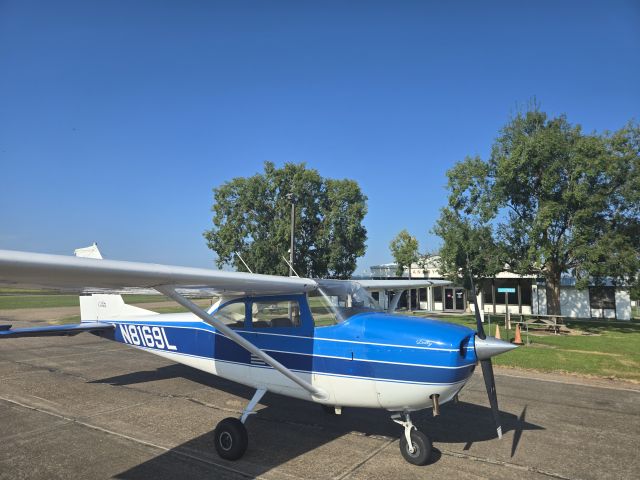 Cessna Skyhawk (N8169L)