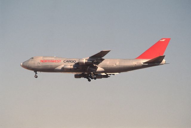 Boeing 747-200 (N640US) - Final Approach to Narita Intl Airport Rwy34 on 1989/01/03