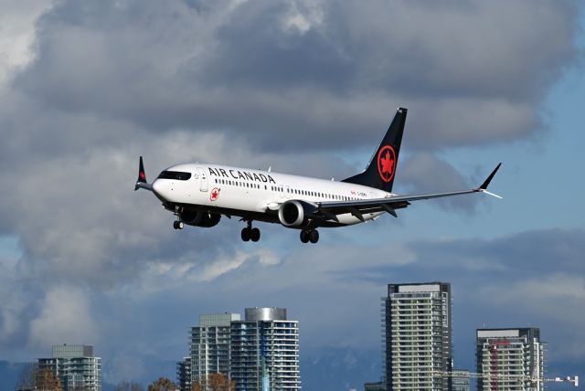 Boeing 737 MAX 8 (C-GEMV)