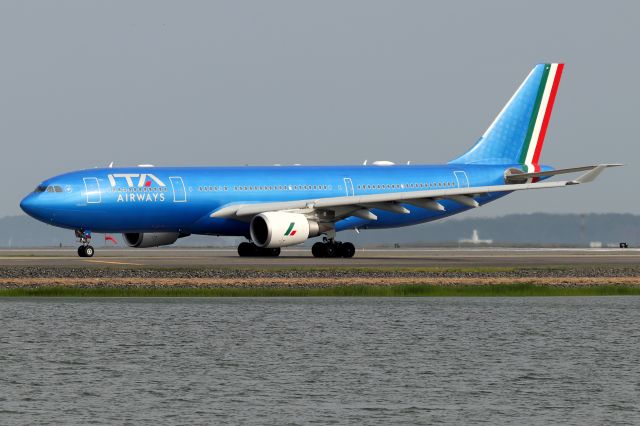 Airbus A330-200 (EI-EJH) - 'Itarrow 615' taxiing for departure back to Rome