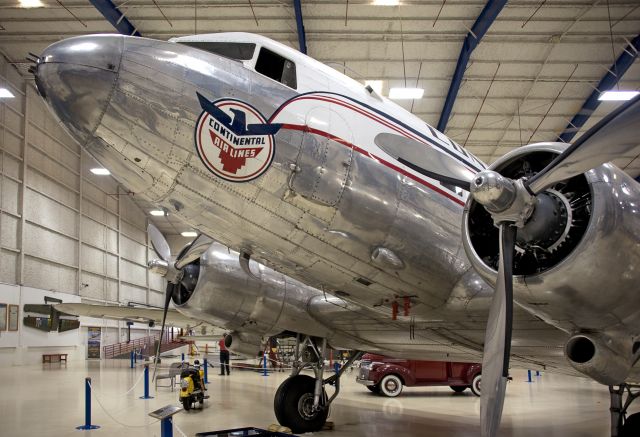 Douglas DC-3 (N25673) - N25673  DC-3  COA  KGLS  20110420