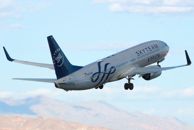 Boeing 737-800 (N3755D) - This "Skyteam" 737-800 of Delta Airlines used up a lot of runway before finally lifting off.