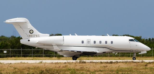 Bombardier Challenger 300 (N517WZ) - Aircraft taxiing.