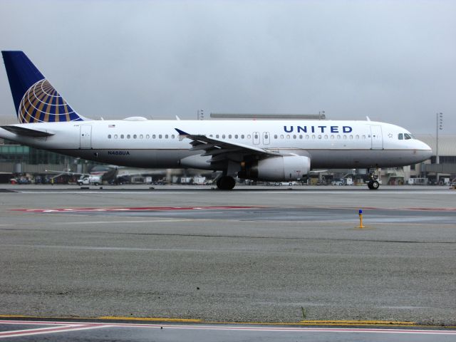 Airbus A320 (N488UA) - Line up and wait on RWY 20R