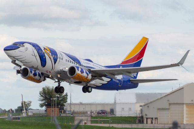 Boeing 737-700 (N946WN) - Southwest 3483 is departing DSM bound for Las Vegas in the stunning Louisiana One Livery! Photo taken September, 3, 2022 at 5:43 PM local time with Nikon D3200 at 250mm.