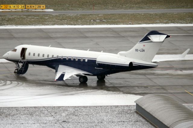 Bombardier Global 5000 (OE-LDR) - Avcon Jet Global 6000 awaiting its passengers on 24-Jan-19 prior to heading for ULLI as AOJ92R.