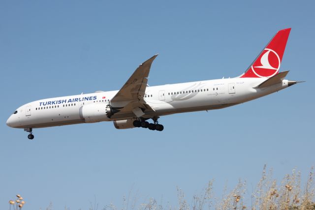 Boeing 787-9 Dreamliner (TC-LLP) - Close up rwy 34L