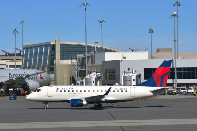 Embraer 170/175 (N871RW) - Delta Connection Embraer ERJ-170SU N871RW in Boston 