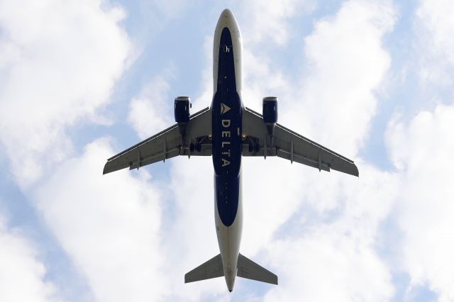 Airbus A320 (N335NW) - DAL2290, an A320 on final from Hartsfield-Jackson Intl (KATL), and a handful of others, passed over our deck this morning as my wife and I were chillin’s with coffee & tea. Peaceful morning and a nice view directly under the flight path for RWY 24R. 