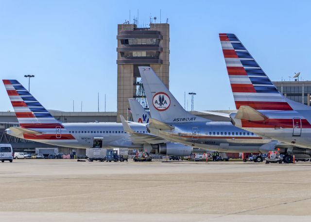 Boeing 737-800 (N951AA) - N951AA and friends