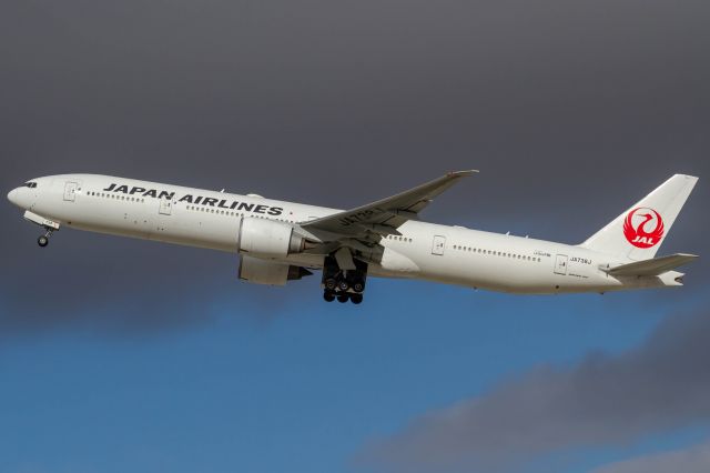 BOEING 777-300ER (JA738J)