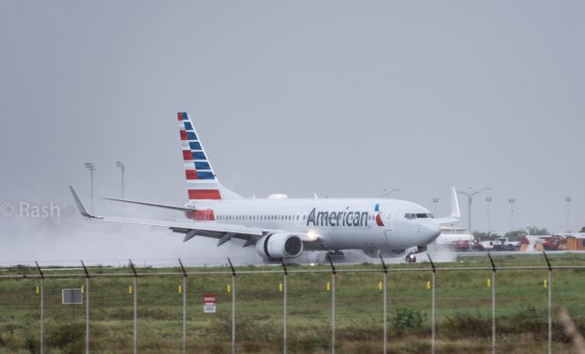 Boeing 737-800 (N872NN)