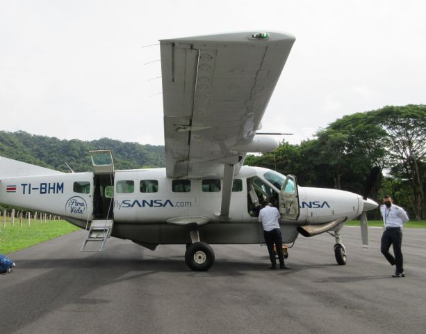 Cessna Caravan (TI-BHM) - De-planing passengers, and heading back to San Jose Juan Santamaria Airport, Costa Rica