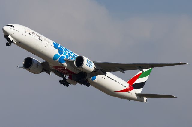 BOEING 777-300 (A6-EGB)