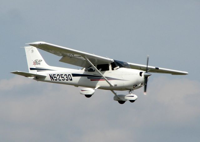 Cessna Skyhawk (N5253Q) - Landing on 14 at Downtown Shreveport.