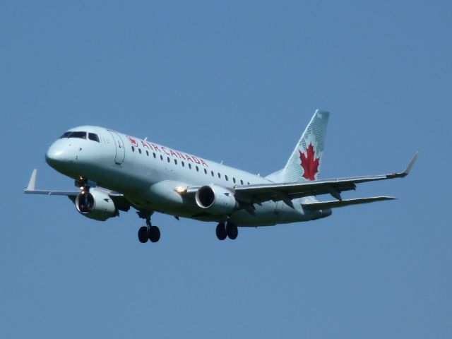 Embraer 175 (C-FEKI)