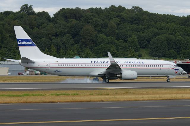 Boeing 737-900 (N75436) - Continental Airlines 737-924ER seen painted in a retro scheme. Aircraft seen performing a high speed brake test.