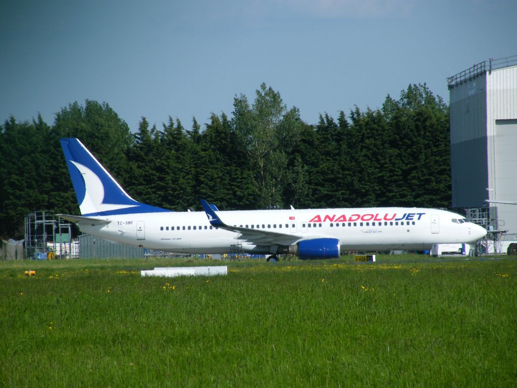 Boeing 737-700 (TC-SBE) - TC SBE B737 EINN 04/06/13