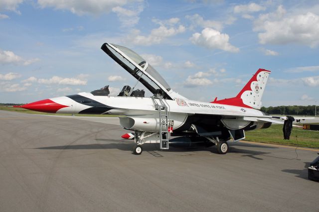 Lockheed F-16 Fighting Falcon (91-0479) - USAF Thunderbird #8 prepped for a Media Flight on 14 Jul 2016.