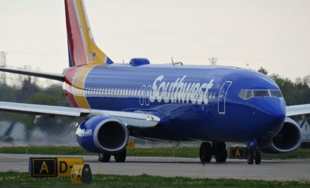 Boeing 737-800 (N8576Z) - Southwest 737-800 taxiing to runway 23