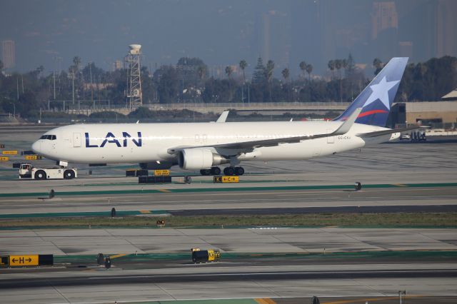 BOEING 767-300 (CC-CXJ)