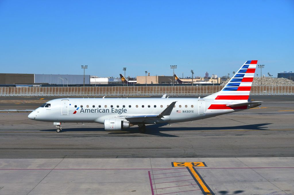 Embraer 170/175 (N430YX) - American Eagle Embraer ERJ-175LR N430YX in New York JFK 