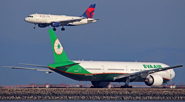 BOEING 777-300ER (B-16725)