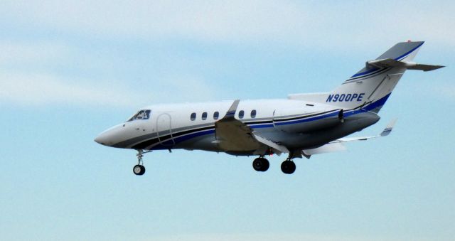 Hawker 800 (N900PE) - On final is this 2008 Raytheon Hawker Beechcraft 800XPS in the WInter of 2020.