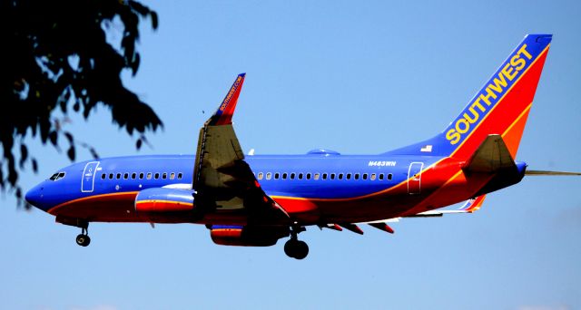 Boeing 737-700 (N483WN) - Arrival 24L, 08-2012