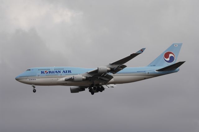 Boeing 747-400 (HL7498) - Final Approach to NRT Airport R/W34L on 2012/01/02