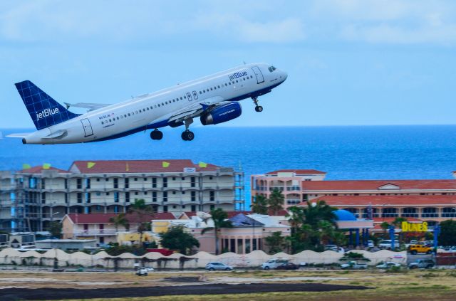 Airbus A320 (N536JB)