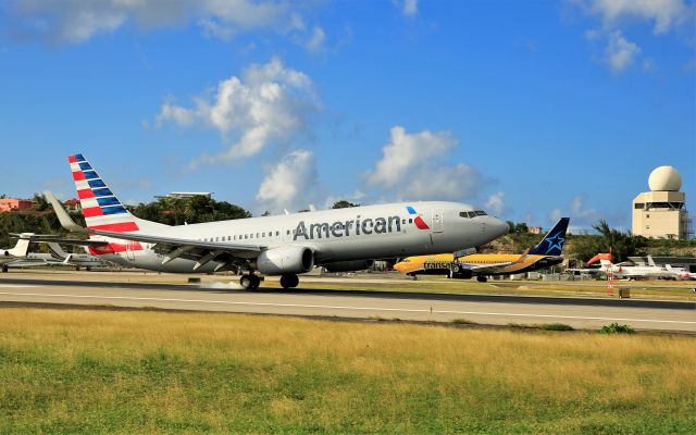 Boeing 737-800 (N990AN) - American Airlines landing at St Maarten!