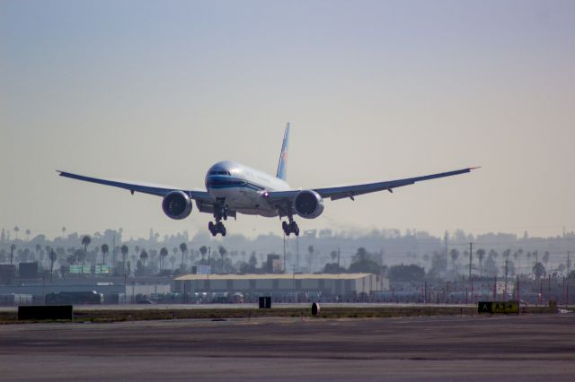 Boeing 777-200 — - Landing on 25L at LAX. Picture taken from Landmark Aviations ramp at Los Angeles International Airport.br /br /a rel=nofollow href=http://www.ThePilotsEye.comwww.ThePilotsEye.com/a