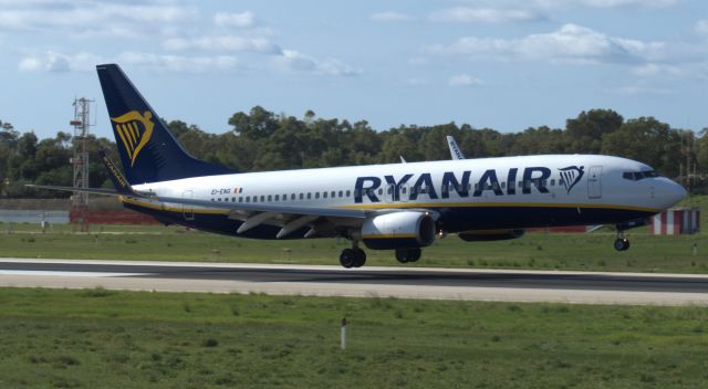 Boeing 737-800 (EI-ENG) - On landing RW31