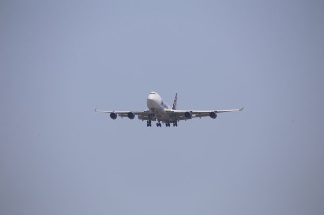 Boeing 747-400 (N409MC)