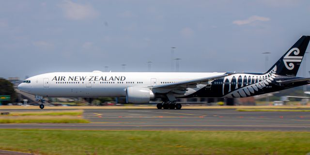 BOEING 777-300ER (ZK-OKS)