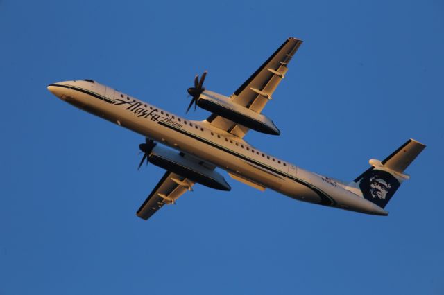 de Havilland Dash 8-400 (N429QX)