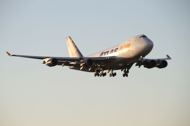 Boeing 747-400 (N412MC)