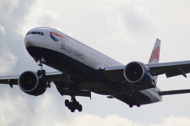 BOEING 777-300ER (G-STBO) - A BA B777-300ER on final approach into LHR, landing on runway 09L.br /br /Location: Stanwell Moor Road, beside runway 09L.br /Date: 28.08.22 (dd/mm/yy)