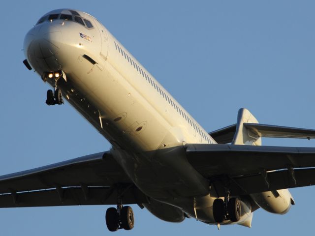 — — - Blue1 B717-200 approaching runway 027L at LHR.