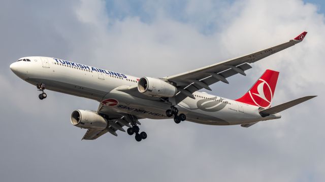 Airbus A330-300 (TC-LOB)