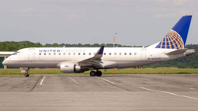 Embraer 175 (N742YX)