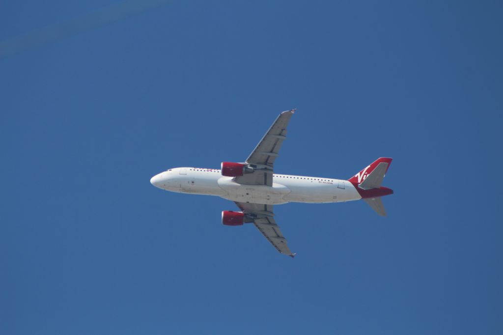 Airbus A320 (N639VA) - APPROACH KLAX 24R